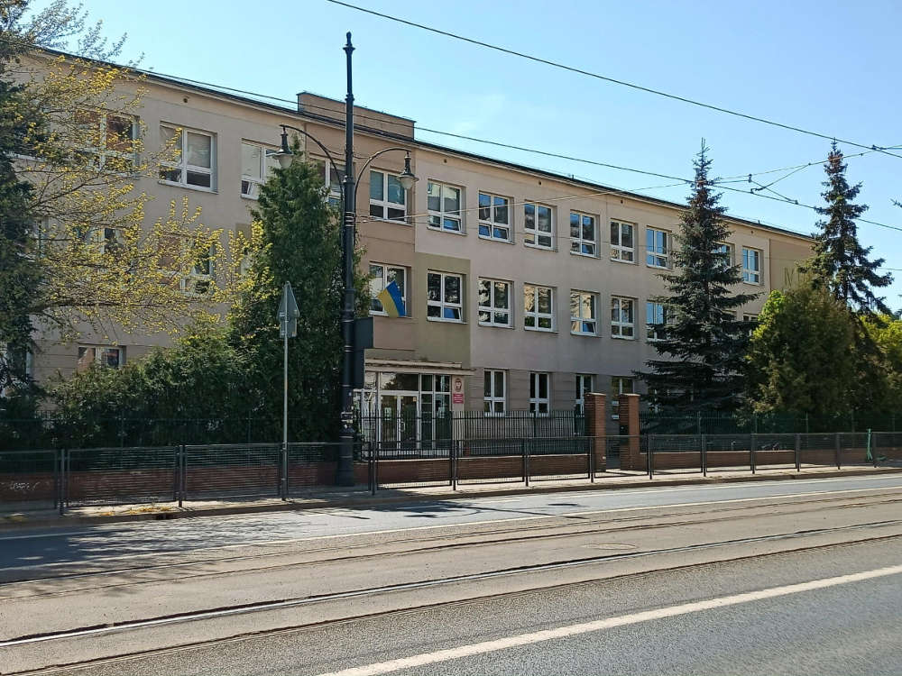 Budynek IV LO w Toruniu - miejsce odbywania się zajęć kursu przygotowującego do egzaminu ósmoklasisty